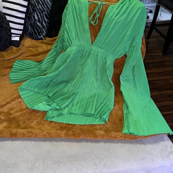 PrettyLittleThing Green Plunge Pleated Romper - Picture 8 of 13